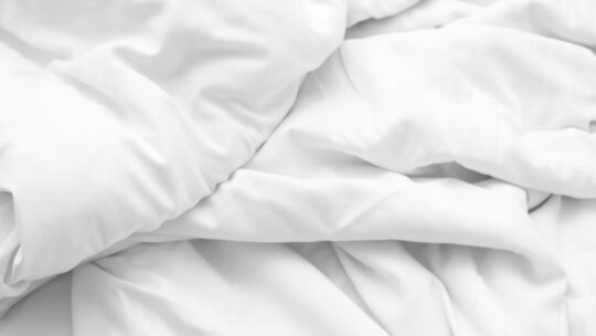 Pourquoi choisir une couette en plumes pour des nuits douces et confortables ?