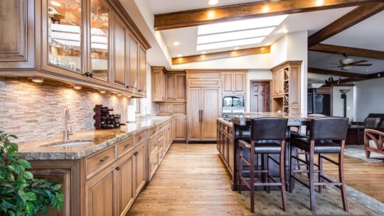 Comment intégrer une cuisine moderne avec un sol en tomette dans votre maison?