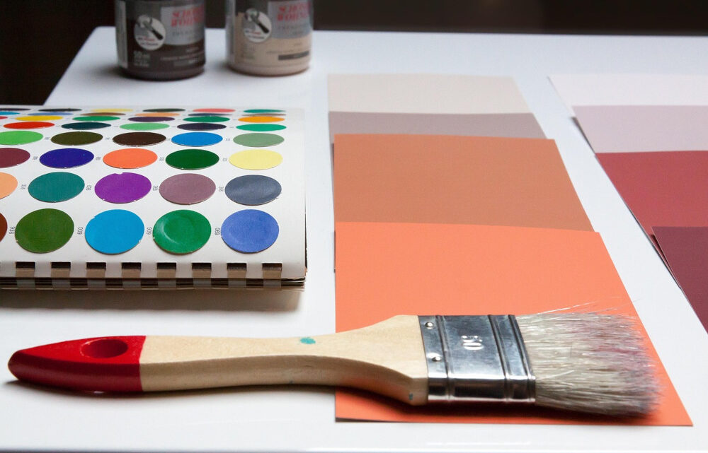 Quelle couleur s’associe avec la couleur rouille pour un effet rétro réussi ?