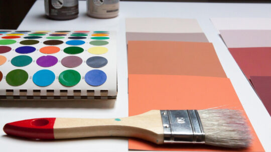Quelle couleur s’associe avec la couleur rouille pour un effet rétro réussi ?