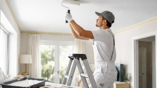 Peindre un plafond sans faire de traces : nos secrets de professionnels