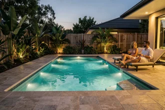 Piscine moderne avec éclairage LED sous-marin et bandeau LED sur le pourtour, deux adultes assis en terrasse au crépuscule