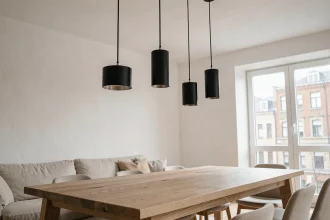 Luminaires suspendus design au-dessus d'une table en chêne dans un salon moderne au style scandinave